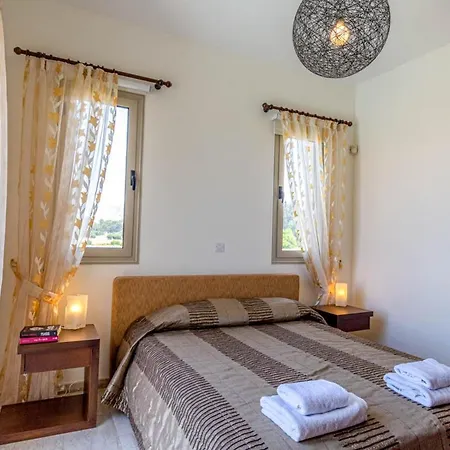 In Sleeps 6 Includes Swimming Pool And Air Con 2 * Mavroli