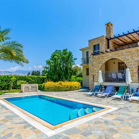Villa In Sleeps 6 Includes Swimming Pool And Air Con 2 *