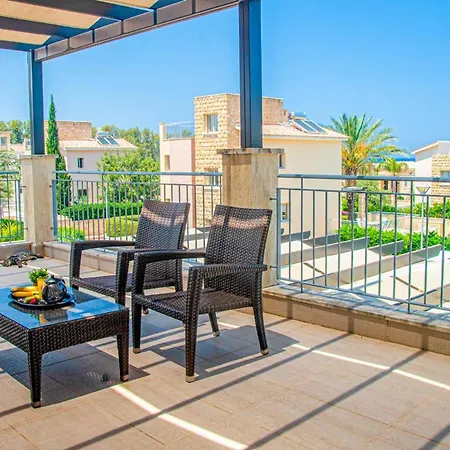 In Sleeps 6 Includes Swimming Pool And Air Con 2